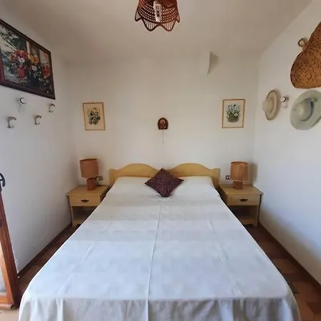 Cozy Apartment, Perfect Location!