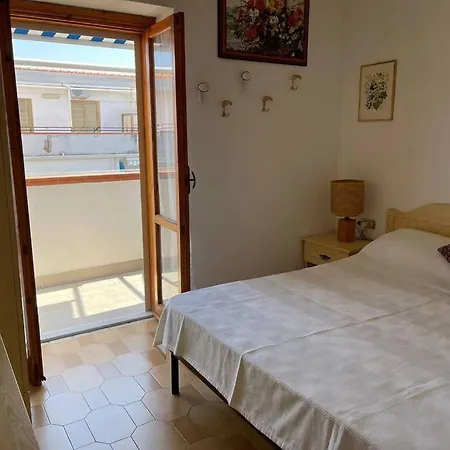 Cozy Apartment, Perfect Location! *